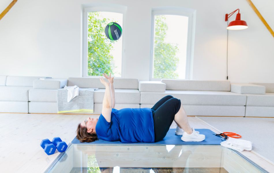 Person macht Fitnessübungen zu Hause als Teil gesunder Routinen bei Typ 2 Diabetes, um den Jojo-Effekt zu vermeiden.
