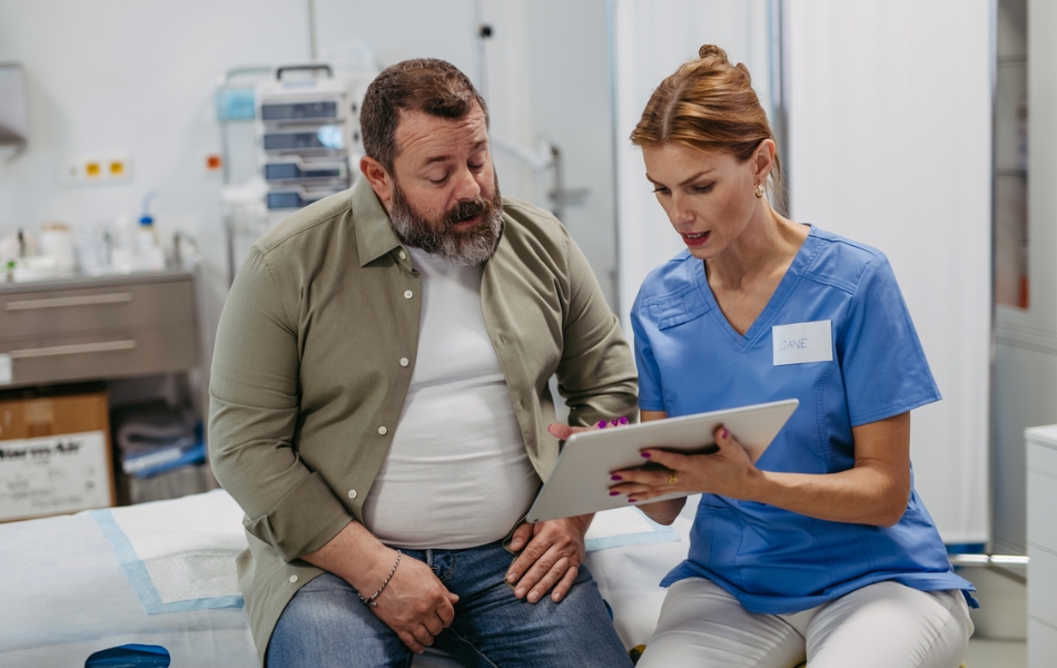 Pflegefachkraft berät Patient mit Diabetes zur Schaufensterkrankheit