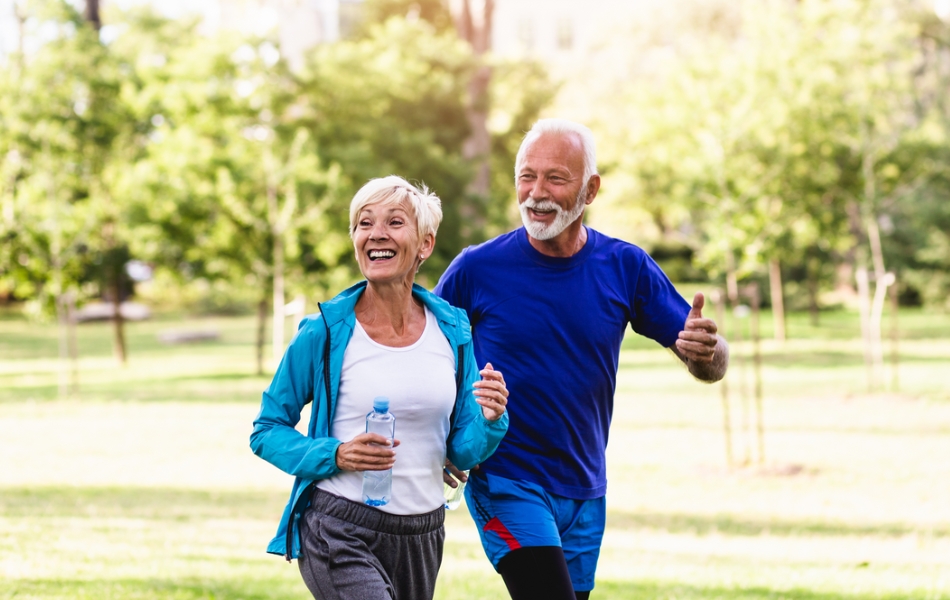Seniorenpaar mit Diabetes beim Joggen als Teil der Bewegungstherapie bei Schaufensterkrankheit