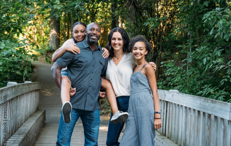 Familie im Grünen: Symbolbild für Zusammenhalt bei Alzheimer und Demenzerkrankung