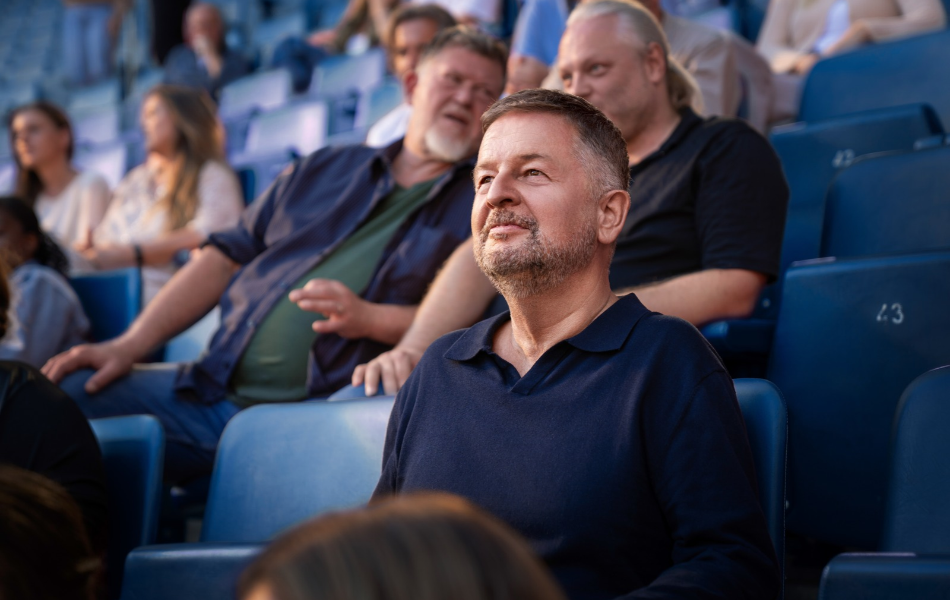 Bernd und Jürgen Klopp im Gespräch auf der Tribüne eines Fußballstadions